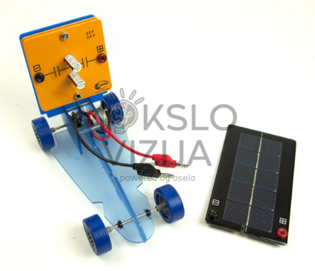 Saulės energijos automobilio modelis su kondensatoriaus moduliu ir atskiru saulės moduliu laboratoriniams eksperimentams.