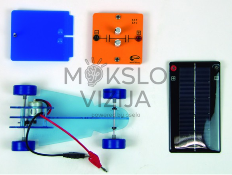 Saulės energijos automobilio rinkinys su mini automobiliu, saulės moduliu, kondensatoriaus moduliu ir papildomomis detalėmis.