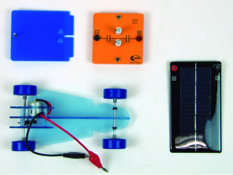 Saulės energijos automobilio rinkinys su mini automobiliu, saulės moduliu, kondensatoriaus moduliu ir papildomomis detalėmis.