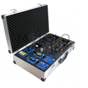 Elektromobilumo mokymo rinkinys aliuminiame lagamine su baterijų moduliais, kuro elemento sistema ir mini automobilio komponentais.