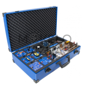 Elektromobilumo mokymo rinkinys mėlyname lagamine su energijos kaupimo moduliais, jungimo platforma ir laboratoriniais komponentais.