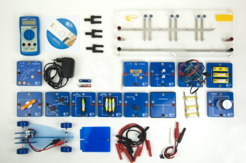 Elektromobilumo mokymo rinkinys su baterijų moduliais, matavimo prietaisais, laidais, jungimo platforma ir mini automobilio komponentais.