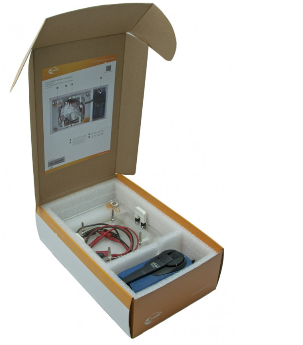Rankinio generatoriaus mokomasis rinkinys dėžėje su laidais ir jungimo platforma.