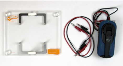 Rankinis generatorius su matavimo laidais ir skaidria jungimo platforma ant balto fono.