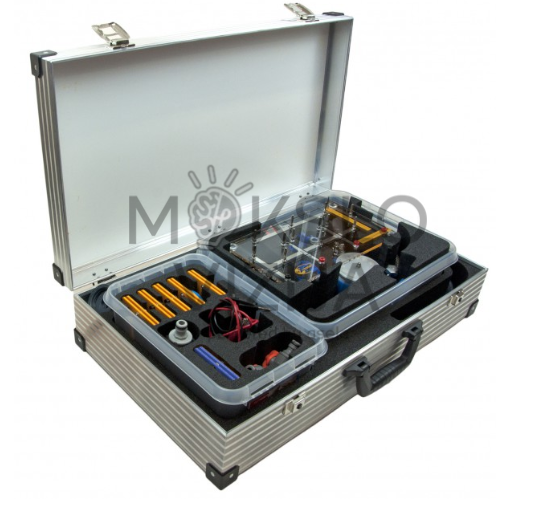 Hidroenergijos mokymo rinkinys aliuminiame lagamine su vandens turbinos sistema, žarnomis ir eksperimentiniais komponentais.