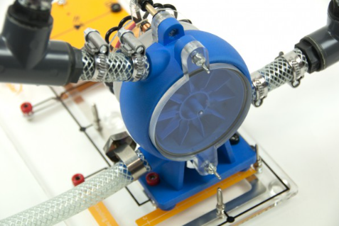 Hidroenergijos vandens turbinos modulis su prijungtomis žarnomis laboratoriniam eksperimentui.