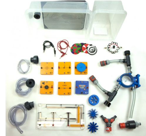 Hidroenergijos mokymo rinkinys su vandens turbinos komponentais, žarnomis, jungimo moduliais ir priedais ant balto fono.