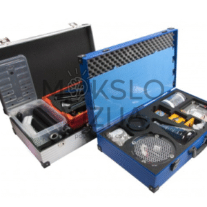 Du aplinkos tyrimų mokomieji rinkiniai lagaminuose su vandens filtravimo ir analizės komponentais.