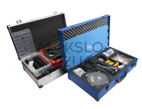 Du aplinkos tyrimų mokomieji rinkiniai lagaminuose su vandens filtravimo ir analizės komponentais.