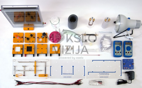 Vandenilio energijos mokymo rinkinys su kuro elementų moduliais, jungimo plokštėmis ir laboratorine įranga ant balto fono.