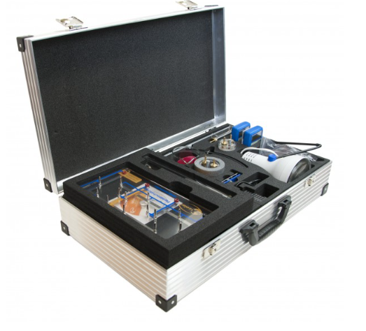 Vandenilio kuro elemento mokomasis rinkinys aliuminiame lagamine su eksperimentiniais moduliais ir priedais.