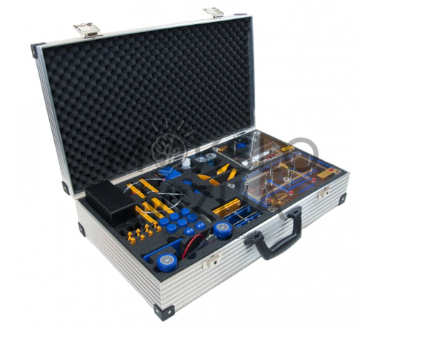 Saulės ir vėjo energijos mokymo rinkinys aliuminiame lagamine su eksperimentiniais moduliais ir priedais.