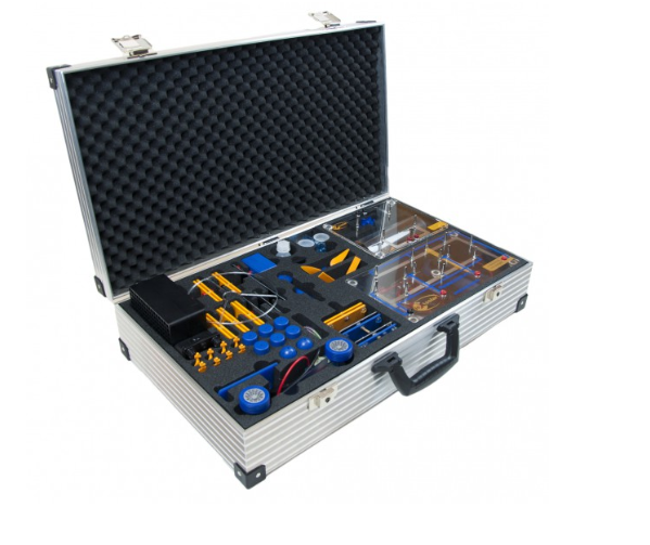 Saulės ir vėjo energijos mokymo rinkinys aliuminiame lagamine su eksperimentiniais moduliais ir priedais.