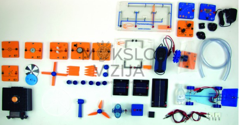 Saulės ir vėjo energijos mokymo rinkinys su moduliais, saulės elementais, laidais, vėjo turbinos detalėmis ir jungimo priedais ant balto fono.