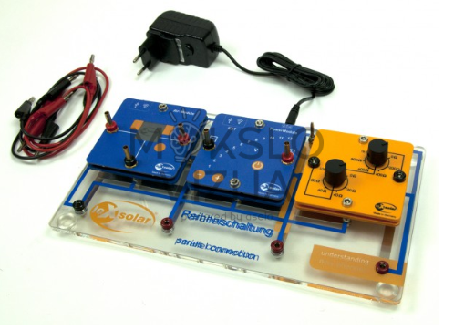 Serijinio jungimo mokymo rinkinys kartoninėje dėžėje su skaidria jungimo platforma.
