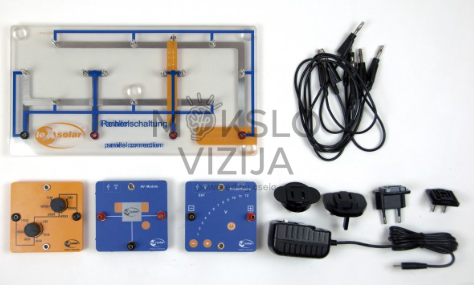 Serijinio jungimo eksperimentinė platforma su moduliais ir prijungtu maitinimo adapteriu.