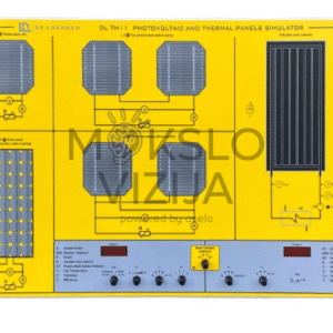 Fotovoltinių ir saulės šiluminių kolektorių mokomasis simuliatorius su schemomis, valdymo ir matavimo elementais ant geltono stendo.