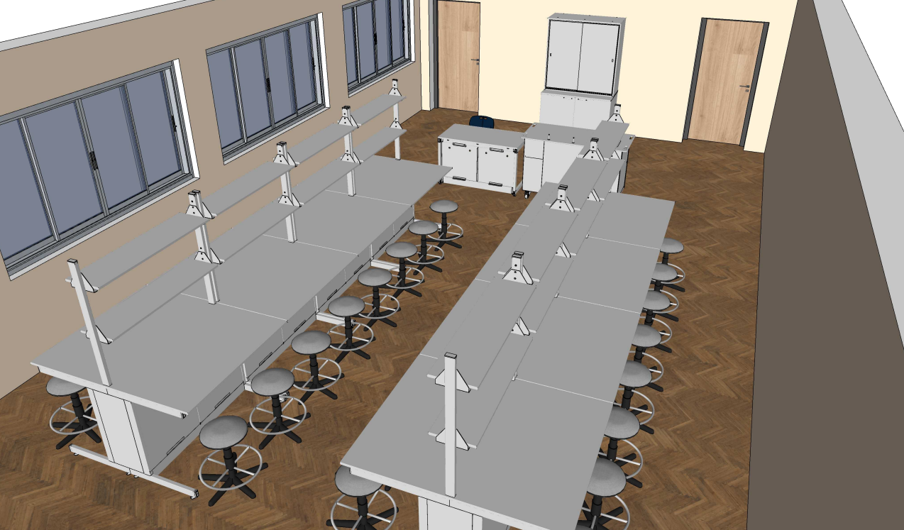 Laboratorijos planas su mobiliais taburetėmis, demonstracine zona ir mokytojo stalu priekyje.