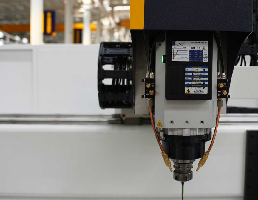 CNC apdirbimo centras aliuminio profiliams su automatiniu įrankių keitikliu ir valdymo pultu