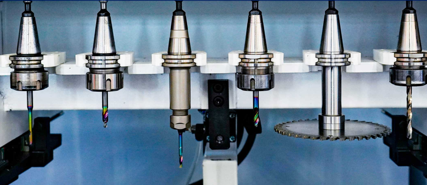 CNC įrankių magazinas su frezavimo įrankiais ir pjovimo disku