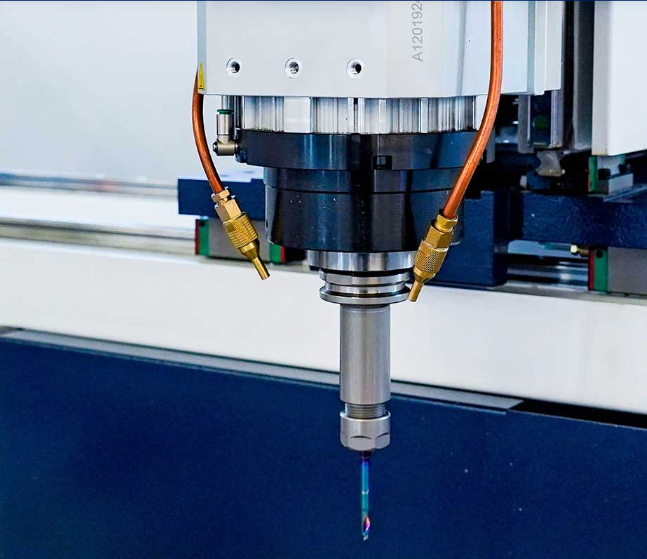 CNC frezavimo galvutė su aušinimo purkštukais aliuminio profilių apdirbimui