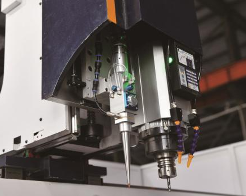 CNC įrankių magazinas su frezomis ir grąžtais automatiniam keitimui