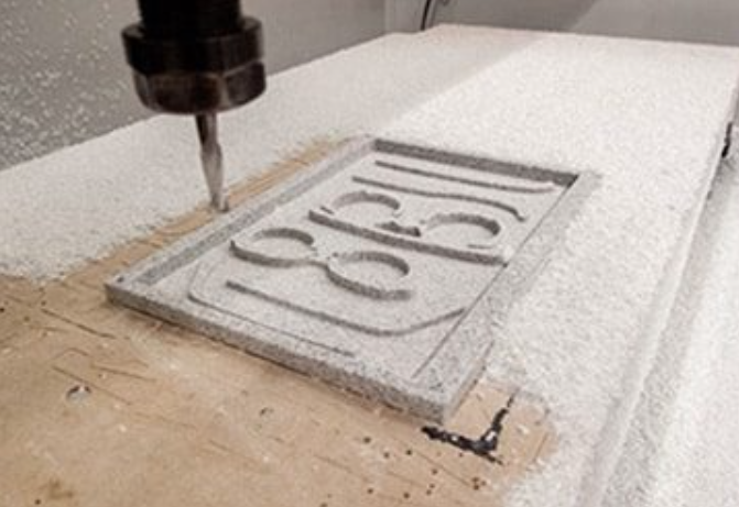 CNC graviravimo procesas MDF plokštėje su išfrezuotu raštu