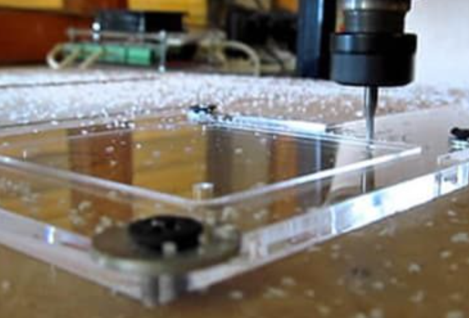 CNC freza pjauna skaidrų akrilo lakštą tiksliai ir švariai