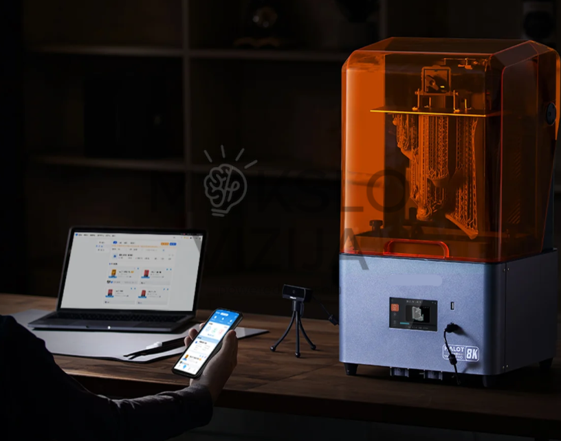 Dervinis 3D spausdintuvas valdomas telefonu ir kompiuteriu darbo aplinkoje