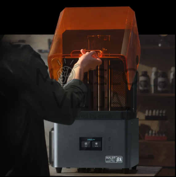 Atidarytas dervinis 3D spausdintuvas su pakeltu UV apsauginiu gaubtu