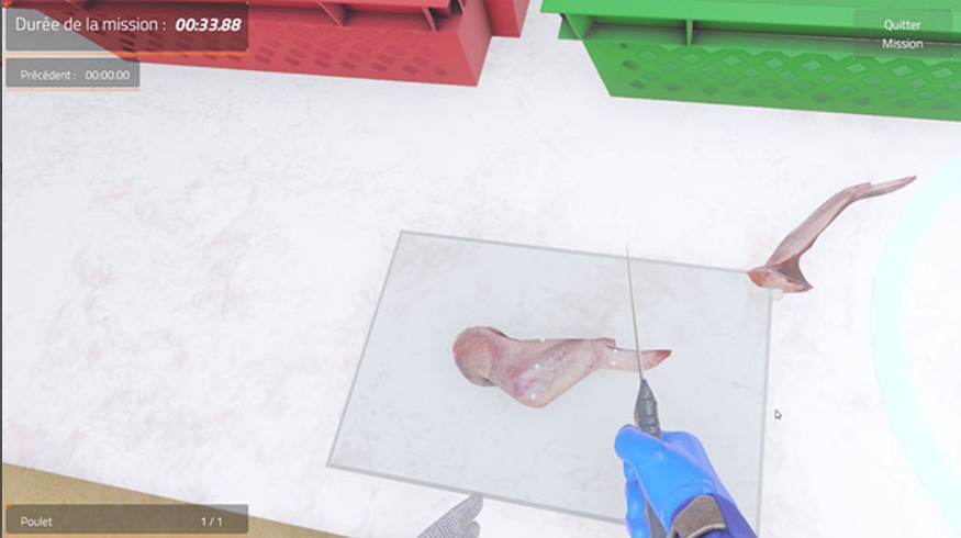 Virtualios realybės simuliacija, kurioje su apsauginėmis pirštinėmis laikomas peilis ir pjaustoma vištienos blauzdelė ant darbo stalo mokymo aplinkoje