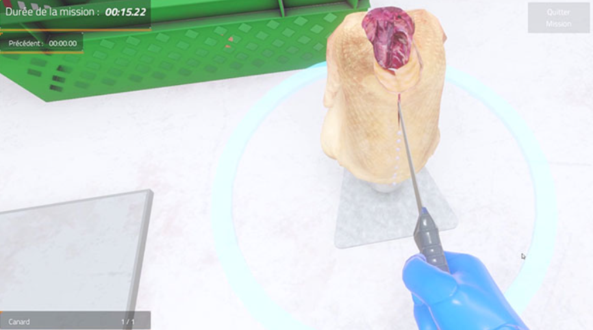 VR simuliacijoje rodoma antis ant stovo, o naudotojas su mėlynomis pirštinėmis atlieka pjovimo veiksmą peiliu