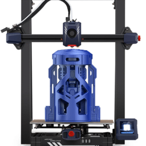 Atviro rėmo FDM 3D spausdintuvas, spausdinantis didelį mėlynos spalvos plastikinį objektą ant šildomos platformos