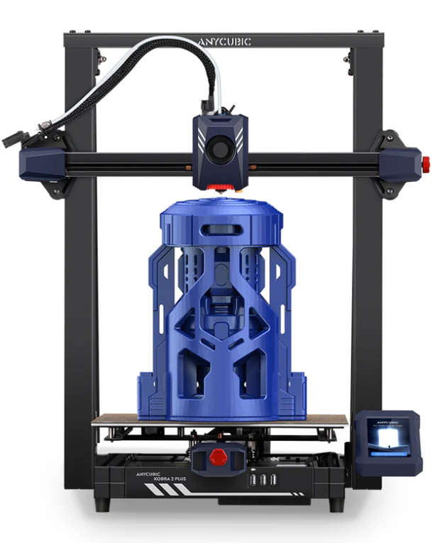 Atviro rėmo FDM 3D spausdintuvas, spausdinantis didelį mėlynos spalvos plastikinį objektą ant šildomos platformos