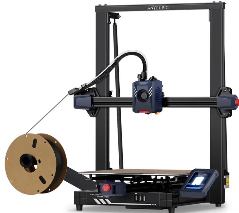 Didelio formato 3D spausdintuvas su atvira konstrukcija, šone pritvirtinta filamento rite ir jutikliniu valdymo ekranu