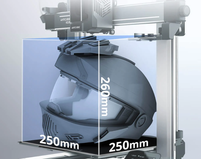 3D spausdintuvas su pažymėtu 250 x 250 x 260 mm spausdinimo tūriu ir pavyzdiniu motociklo šalmo modeliu platformoje