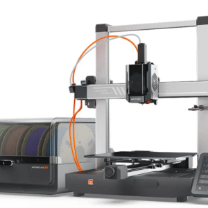 FDM tipo 3D spausdintuvas su išorine kelių ričių filamento sistema ir jutikliniu valdymo ekranu ant balto fono