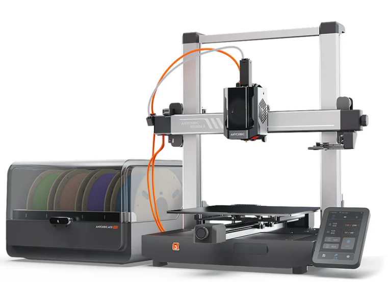 FDM tipo 3D spausdintuvas su išorine kelių ričių filamento sistema ir jutikliniu valdymo ekranu ant balto fono