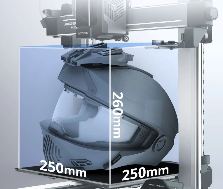 3D spausdintuvas su pažymėtu 250 x 250 x 260 mm spausdinimo tūriu ir pavyzdiniu šalmo modeliu platformoje