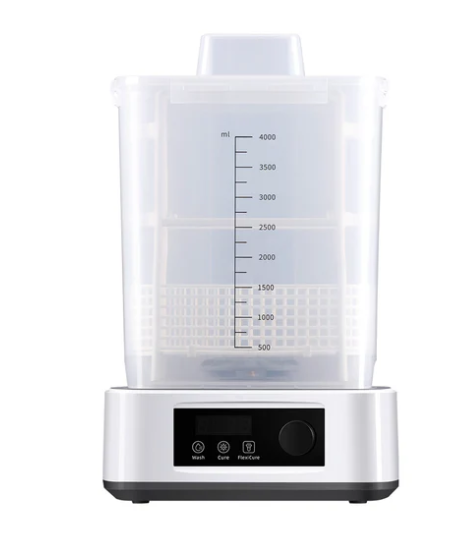 Skaidri plovimo talpa su iki 4000 ml matavimo žyma ir valdymo ekranu apačioje, skirta 3D spausdintų detalių plovimui