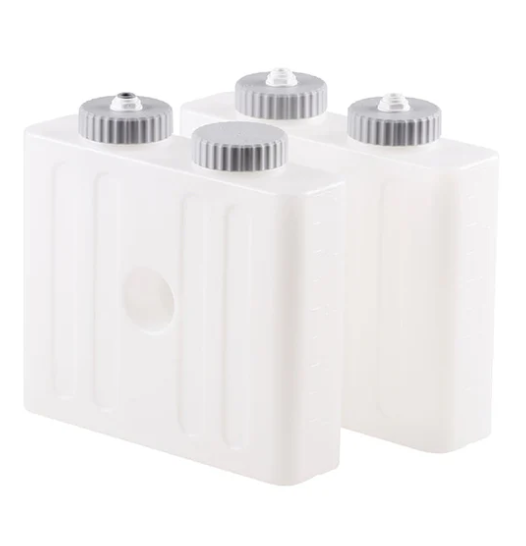 Keturi balti plastikiniai rezervuarai su užsukamais dangteliais, skirti 3D spausdintų detalių plovimo skysčiui laikyti