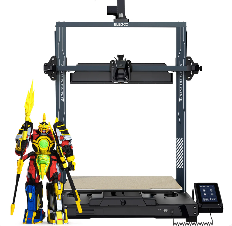 Atviro rėmo FDM tipo 3D spausdintuvas su didele šildoma platforma ir jutikliniu valdymo ekranu, šalia pastatytas spalvotas roboto modelis
