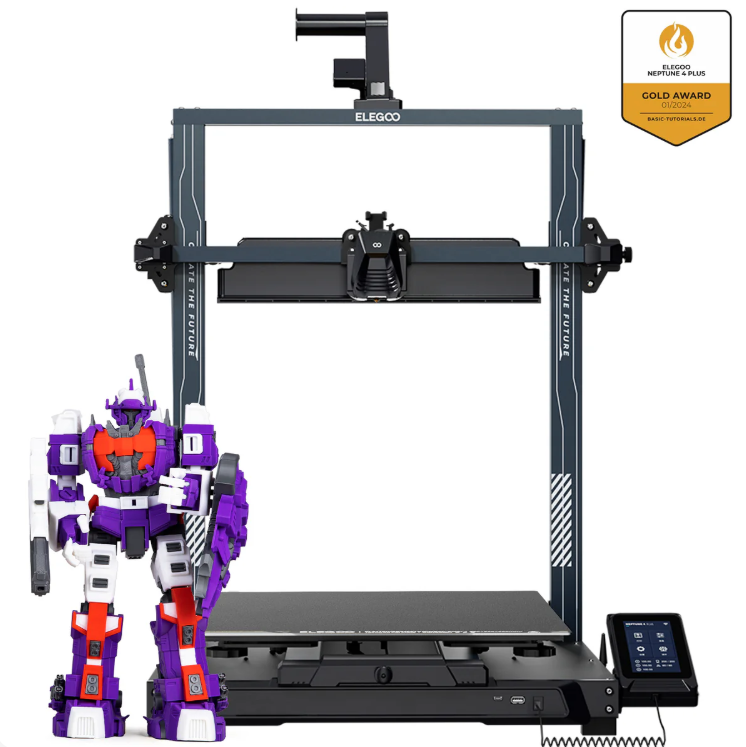 Atviro rėmo FDM tipo 3D spausdintuvas su didele platforma ir jutikliniu valdymo ekranu, šalia pastatytas spalvotas roboto modelis
