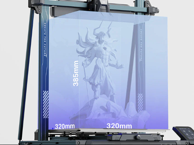 3D spausdintuvas su pažymėtu 320 x 320 x 385 mm spausdinimo tūriu ir pavyzdiniu didelio modelio atvaizdu viduje