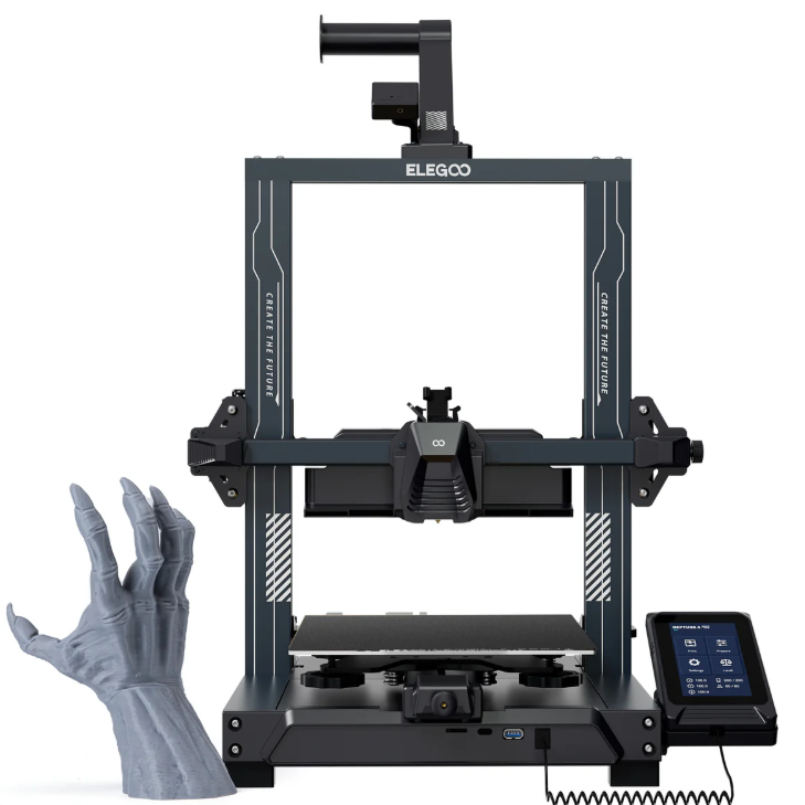 Atviro rėmo FDM tipo 3D spausdintuvas su jutikliniu valdymo ekranu, šalia pavaizduotas atspausdintas rankos modelis