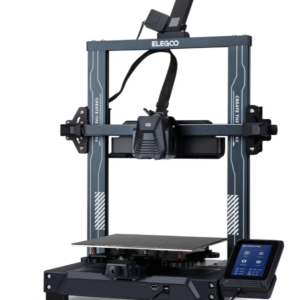 FDM tipo 3D spausdintuvas su metaliniu rėmu, šildoma platforma ir išoriniu jutikliniu valdymo pultu ant balto fono