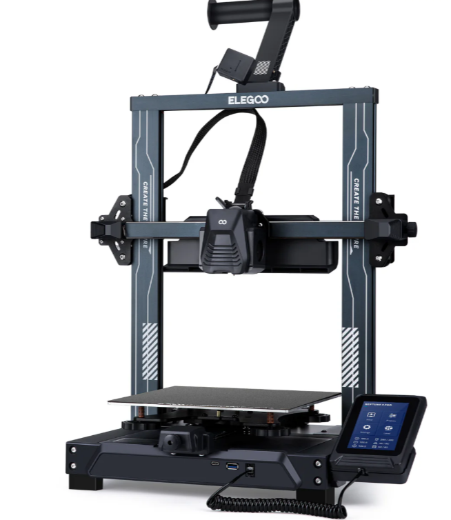 FDM tipo 3D spausdintuvas su metaliniu rėmu, šildoma platforma ir išoriniu jutikliniu valdymo pultu ant balto fono