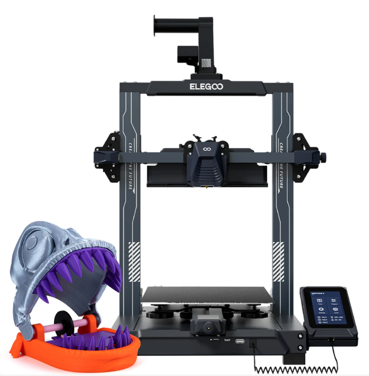 Atviro rėmo FDM tipo 3D spausdintuvas su jutikliniu ekranu ir šalia pastatytu spalvotu 3D modeliu