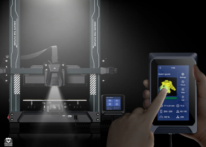 3D spausdintuvo jutiklinis ekranas rankoje su rodomais spausdinimo nustatymais ir modelio peržiūra