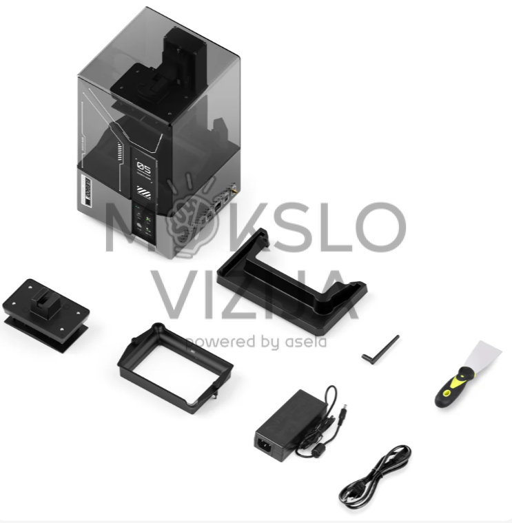 Resin 3D spausdintuvas su šalia išdėliotais priedais, įrankiais, maitinimo adapteriu ir valymo mentele ant balto fono